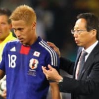 本田圭佑が明かす！日本代表岡田監督の“おもろさ” 「ネガティブな言い方をしたら…」