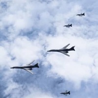 共同訓練をする米軍のB1B戦略爆撃機（中央の2機）と航空自衛隊のF2戦闘機＝19日、九州北西（防衛省統合幕僚監部提供）