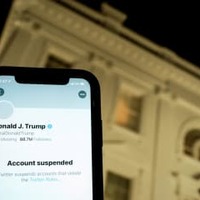 トランプ大統領のツイッターのアカウント凍結が表示されたスマートフォンの画面＝21年1月、ワシントン（ロイター＝共同）