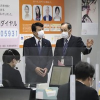 法テラスの相談窓口を視察する斎藤法相（奥左）＝21日午前、東京都内