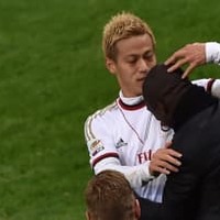 本田圭佑、伝説セードルフと再会！「サッカー界で最も知的で才能ある男」と絶賛される