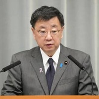 記者会見する松野官房長官＝22日午前、首相官邸