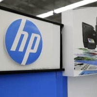 店頭に掲げられた米HPのロゴマーク＝米マサチューセッツ州（AP＝共同）