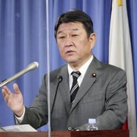 与野党6党の幹事長・書記局長会談後、記者団に内容を説明する自民党の茂木幹事長＝24日午後、東京・永田町の党本部