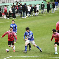 26日、ソウルで開かれた日本と韓国の超党派国会議員によるサッカーの親善試合（共同）