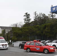 事故があった「チヨダウーテ」の工場から出る救急車両＝28日午後、三重県川越町