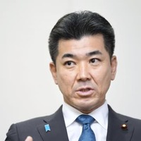 インタビューに答える立憲民主党の泉代表