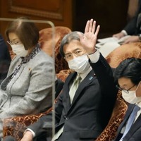 衆院予算委で答弁のため挙手する秋葉復興相＝29日午前