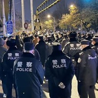 北京市中心部で中国の厳格な新型コロナ対策に抗議する市民を警戒する大量の警官ら＝28日未明（共同）