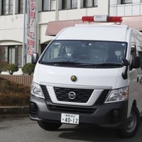 送検のため長野県警塩尻署を出る、丸山大輔容疑者を乗せた車＝30日午後0時31分