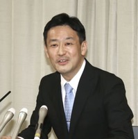 記者会見で奈良県知事選への出馬を表明する元総務省財務調査課長の平木省氏＝5日午後、奈良市