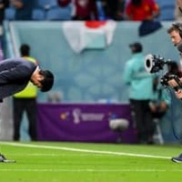 W杯日本代表、涙の敗退…森保監督の“おじぎ”にクロアチアが感銘 「信じられない」