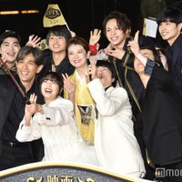 チームワーク抜群のキャスト陣が仲良く自撮り（投げキスで盛り上げる櫻井翔＆勝地涼）（C）モデルプレス