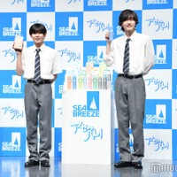 爽やかな制服姿で登場した長尾謙杜＆道枝駿佑（C）モデルプレス