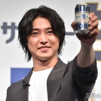 新商品で乾杯する山崎賢人 （C）モデルプレス