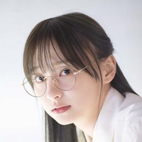 影山優佳 1st写真集「知らないことだらけ」TSUTAYA版裏表紙／撮影：新津保建秀（扶桑社刊）