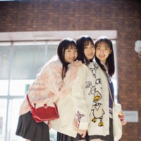 （左から）藤嶌果歩、正源司陽子、渡辺莉奈／撮影：HIROKAZU（東京ニュース通信社刊）