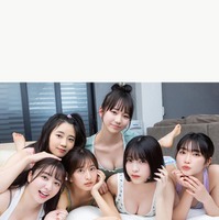 （後列左から）咲田ゆな、藤本沙羅（前列左から）麻倉瑞季、斉藤里奈、三野宮鈴、瑚々（C）西村康／ヤンマガWeb