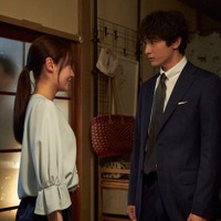 田辺桃子、小関裕太「癒やしのお隣さんには秘密がある」第4話より（C）日本テレビ