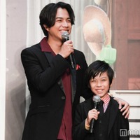 息子役の正垣湊都の肩を抱いてフォローする重岡大毅（C）モデルプレス