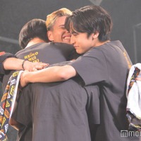 REIKOに抱きつくトレーニー3人（RUI、TAIKI、KANON）（C）モデルプレス