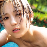 つんこ 1st写真集「OVER」表紙（C）田口まき／小学館