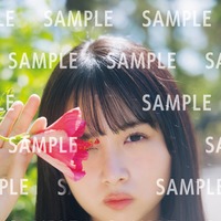 上村ひなの「そのままで」特典ポストカード／撮影：藤原宏