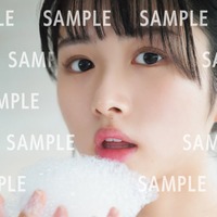 上村ひなの「そのままで」特典ポストカード／撮影：藤原宏
