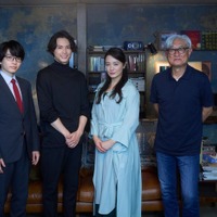 西畑大吾、松村北斗、仲間由紀恵、堤幸彦監督（C）テレビ朝日