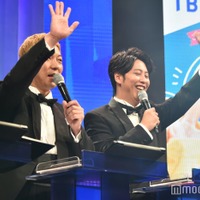 道枝駿佑に手を振るニューヨーク（嶋佐和也、屋敷裕政）（C）モデルプレス