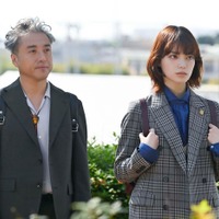 （左から）ムロツヨシ、平手友梨奈「うちの弁護士は手がかかる」第3話より（C）フジテレビ