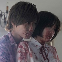 橋本良亮、工藤美桜／「連続ドラマW 坂の上の赤い屋根」より（C）WOWOW