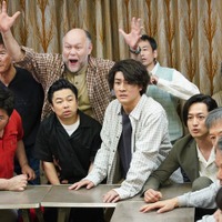 皆川猿時、浜野謙太、森本慎太郎、竹財輝之助ら「街並み照らすヤツら」第4話より（C）日本テレビ