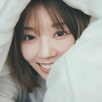 布団からおはちぇりする高本彩花「⽇向坂46 ⾼本彩花1st 写真集」／撮影：東 京祐（C）KOBUNSHA