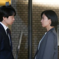 櫻井翔、水川あさみ「笑うマトリョーシカ」第1話より（C）TBS