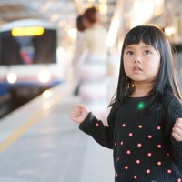 【電車で】高齢者の杖を触る女の子…→母「ダメでしょ」次の瞬間、女の子のまさかの返答に「思わず笑ってしまった」