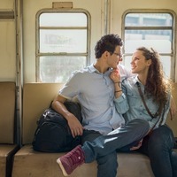 【電車で】彼氏「今日の夕飯何だと思う？」スマホに夢中な彼女に、反応してもらおうとがんばる彼氏に「思わずほっこり」
