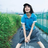 櫻坂46藤吉夏鈴、カジュアルなブルーコーデでニッコリ！楽しそうにはしゃぐ姿にキュン