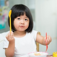 【キャンプで】1歳半の子どもがテーブルにあった巨峰を！？…→次の瞬間、見せた表情に「おかしくて笑ってしまった」