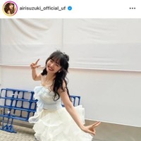 鈴木愛理、ほっそり美脚が際立つふわふわ衣装SHOTに反響「ビジュ良すぎる！」「ほんとに衣装が優勝」