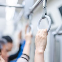 電車で…なぜか”自分に声をかける乗客”⇒次の瞬間【予想外の人物】に…「ボーッとするのはやめよう」