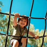 ”女の子が気になる”5歳児の息子　しかし”まさかのアピール”に「可愛らしい」「思わず笑った」公園が笑いに包まれる！？