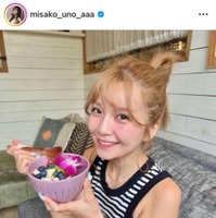 宇野実彩子、アサイーボウルを持ってにっこり！朝カフェSHOTに「可愛すぎる」「無造作な髪形が好き」