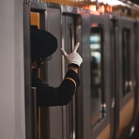 電車が大好きな息子。終着駅で下車したら…→駅員の予想外の対応に「疲れが吹き飛んだ」「見てくれている人はいる」