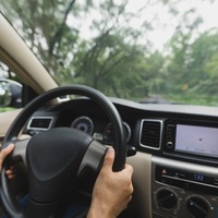 【高速道路にて】後部座席で”カチャカチャ”している息子…次の瞬間、まさかの行動に「思わずニヤニヤした」「臨場感を求めている」