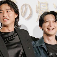 山崎賢人＆吉沢亮、“撮影タイム終了後”も笑顔で肩組み 司会からツッコミ飛ぶ【キングダム 大将軍の帰還】