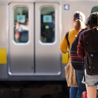 【電車で】女の子「お客さんがいないね！」次の瞬間、女の子の【満員電車の表現】に「癒された」「頭がいいな」