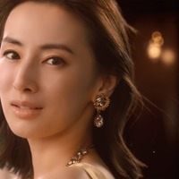 北川景子、“全⻑4m”⾦のドレスで新CM登場 子どもと過ごす「贅沢な時間」明かす