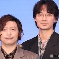 完成報告イベントに出席した堂本剛、綾野剛（C）モデルプレス