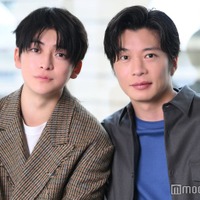 モデルプレスのインタビューに応じた高橋文哉＆田中圭（C）モデルプレス